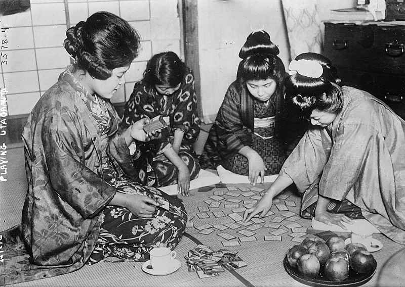 Khi chơi bài Uta garuta, người chơi sẽ được chia thành 2 nhóm ngồi trên chiếu Tatami